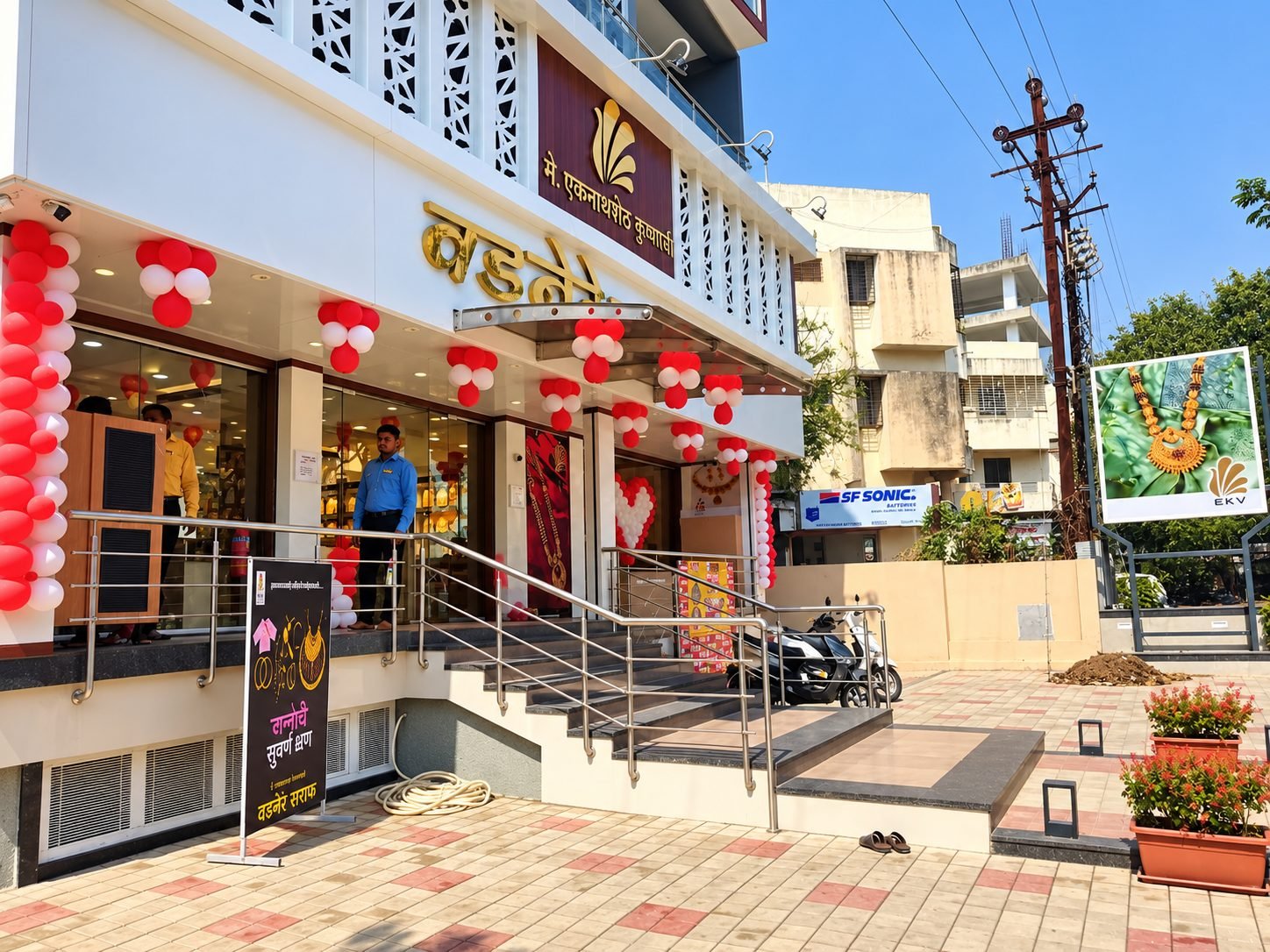 Vadnere Saraf exterior photograph